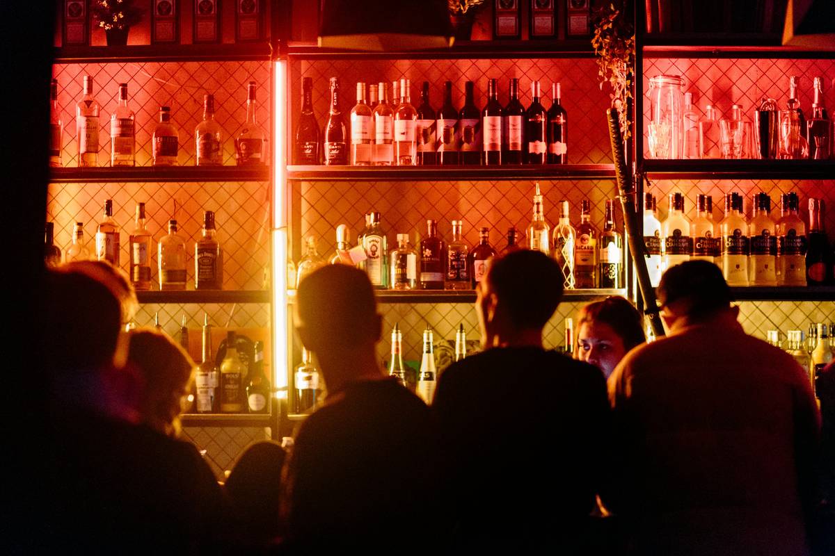 Why Old Style Bar Stools Are Making a Comeback—And How to Choose the Right Ones
